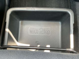 助手席シートの座椅子の下にシートアンダーボックスがあり、収納に便利です。
