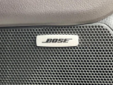 【BOSEサウンドシステム】メーカーオプションの高品位サウンドシステムを搭載。専用のチューニングが施された大小様々なスピーカーから良質なサウンドが奏でられ、臨場感あふれる音響空間を演出します。