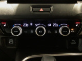 オートエアコンは左右席で独立温度コントロールが可能です。運転席はキンキンに冷やして助手席はマイルドにと言った設定が可能です☆暑さ寒さでケンカすることもなくなりますね♪