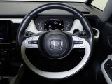 ハンドル左側にはオーディオ操作が出来るオーディオリモートコントロールスイッチ、右側にはHonda SENSINGとオートクルーズコントロールのスイッチを装備!