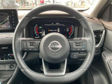 ハンドルには、ステアリングスイッチ付き。プロパイロット機能も付いて長距離ドライブも快適!車両の設定も手元で楽に変更できます。