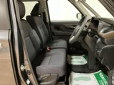 ベンチシート形状で足元も含め広々ゆったり座っていただけます。運転席側に装備してますセンターコンソールボックスを利用頂くとセパレートしてリラックス、ベンチにして開放的に2タイプお好みに合わせ使えます。
