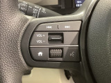 ステアリングにオーディオ操作スイッチが付いています。オーディオ画面に直接タッチしなくても操作が出来ますので、運転に集中できます。