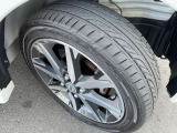 純正15インチのアルミホイールを装着しています