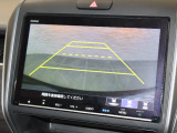 バックカメラが装備されており、後方の安全確認はもちろんのこと狭い場所での駐車や雨の日・夜間など視界の悪いコンディションでのストレスの軽減にもなります!