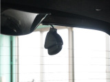 この車にはリアにもドライブレコーダーを装備しております◆映像・音声などを記録する自動車用の装置です。 もしもの事故の際の記録はもちろん、旅行の際の思い出としてドライブの映像を楽しむことができます。