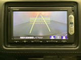 バックでの車庫入れも安心です! リアカメラが付いているバックモニター付のナビを装備しております。操作線もついており距離感も画面から確認できます。