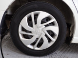 ホイールは車のデザインにマッチした専用タイプです。