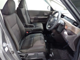 フロントシートはセパレートシートなので後席への移動ができます。またアームレストも装備されていますし運転席シートの高さも調整できます!