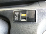 片側電動スライドドアのスイッチ付です。車内からもスイッチひとつで楽にドアの開閉が可能です。電動なので開閉時に力を使う必要がなく、半ドアになることもありません!