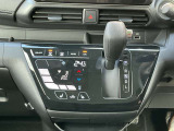 「オートエアコン」付き一年中快適な室内を提供!車内温度を設定すると、風量を自動で調節してくれます。さらに前席シートヒーターつき(^^)/