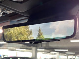【デジタルインナーミラー】後席の大きな荷物や同乗者で後方が確認しづらい時でも安心!カメラが撮影した車両後方の映像をルームミラー内に表示。クリアな視界で状況の確認が可能です!