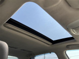 【ムーンルーフ】天井から太陽の穏やかな光や爽やかな風を取り込むことができる、トヨタの「サンルーフ」です!頭上のスイッチでムーンルーフを開閉することができます。