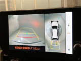 パノラミックビューモニター付きです。車両を上から見たような映像をディスプレイオーディオ画面に表示。運転席からの目視だけでは見にくい、車両周辺の状況をリアルタイムでしっかり確認できます。