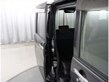 両側パワースライドドア付きだから、狭い駐車スペースなどでの 乗り降りラクラク!小さなお子さまのいるご家庭には嬉しい装備。