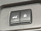 【パワーバックドア】スマートキーや運転席のボタンを押すだけでリアゲートが自動で開閉します!荷物を持っている時や、高い位置にあるバックドアを閉める際に便利な機能です♪