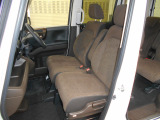 広々使えるベンチシート仕様です。