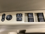 ハンドルの右側に電動格納付きパワーミラーの操作スイッチがついています。左右のサイドミラーの角度調節も微調整ができて便利です。パワーウインドウは運転席でドア4枚とも上下の操作ができるようになっています。