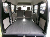 荷室です。後席を倒せば大きな荷物も積み込み可能です。