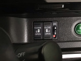 【両側パワースライドドア】両側がパワースライドドアになっており、運転席のスイッチやスマートキーでも開閉が可能です!開口部も広いので乗り降りも楽々♪