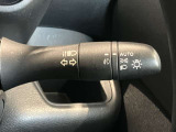 車外の明るさに応じでライトを点灯、消灯してくれるオートライト機能です☆お天気の良い昼間のトンネル走行などオートにしてると便利で安心です☆エンジン停止時にライトの消し忘れも無くなります☆