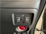 【リア両側パワースライドドア】リモコンなどで自動開閉。Hondaスマートキーを携帯していれば、軽い力で解錠とドアオープンが行えます。半ドア状態まで閉めると、自動的に全閉する機能付き。