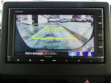 リアカメラが装備されており、後方の安全確認はもちろんのこと狭い場所での駐車や雨の日・夜間など視界の悪いコンディションでのストレスの軽減にもなります。