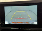 後方の見える安心をお届けするバックガイドモニター付:バックするときのアシストラインもあって楽々バック!車庫入れや縦列駐車をサポートし、苦手な駐車も安心です!今やもう手放せない装備ですネ♪