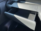 助手席シート下などたくさんの収納スペース付きです。