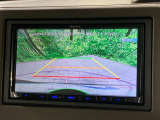 【バックカメラ】駐車時に後方がリアルタイム映像で確認できます。大型商業施設や立体駐車場での駐車時や、夜間のバック時に大活躍!運転スキルに関わらず、今や必須となった装備のひとつです!