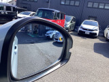 左右からの後続車を感知し、ミラー内のインジケーターを点灯させ、ドライバーに知らせするブラインドスポットインフォメーション装備です。安心ですね!