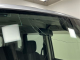 フロントガラスに長いヒビがあるので、納車前の点検時にフロントガラス交換させていただきます。