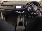 車内は光触媒抗菌消臭施工済です。スタイリッシュなデザインでスポーティなインパネ周りを演出します。グローブボックスやカップホルダーのほかにトレーなどたくさんの収納スペースが付いています。
