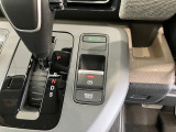 オートブレーキホールド機能付きです☆停車中にブレーキペダルから足を離しても、停車状態が続きます。渋滞、信号待ちの間等、安心です。アクセルを踏めば自動解除され、再発進できます。
