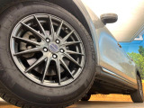 【17インチアルミホイール】外観にマッチしたアルミホイールを装着しております。各種アルミホイールや、スタッドレスタイヤも取扱いしております。是非ご相談ください♪