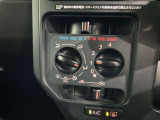 操作が簡単なマニュアルエアコンを装備しています。