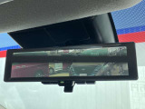 スマートルームミラーが付いております。後席に人が乗車した時や沢山の荷物を積んだ時もバックミラーの視界が遮られる事無く見えるので便利です♪