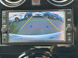 【バックモニター】後方の障害物や歩行者を確認できるバックモニター。狭い駐車場や混雑した場所でも安心して車を操作できます。