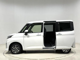 荷物をたくさん抱えてクルマに乗り込む時に便利な、ワンタッチオープン&ウェルカムオープン機能付き電動スライドドアです