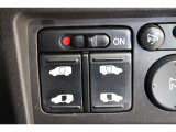 乗り降りラクラクな両側パワースライドドアが装備されてます。運転席からもリモート操作が可能です。外からはリモコンキーで開閉することができます。巻き込み防止機能もありますので安心です。
