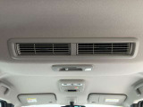 リアシーリングファンからの送風により車内の空気を循環させ、エアコンの効きにくいハイルーフの車内を快適空間に出来るのも喜ばれるポイントの一つで。