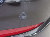 コーナーセンサーを車の前後に装備。障害物までの距離に応じて警告音を変えてお知らせ。縦列駐車時や駐車場・車庫などでの取り回しをサポートします。詳細は販売店スタッフまでおたずねください。