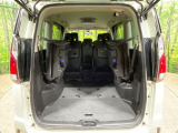 後席を格納すると、これだけの広さが!シーンに合わせたシートアレンジで、大きな荷物も積むことが出来ます♪