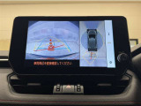 真上から見下ろしたような視点で車とその周囲を確認出来る画面と、車両後方を映し出すバックガイドモニター画面の2つを表示してくれます。