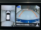 【アラウンドビューモニター】まるでクルマを真上から見ているようなアラウンドビューモニターで運転をサポート。運転席から見えにくい車の四隅や後方もモニターでしっかり見えます。