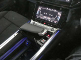 ●スタイリッシュで機能的なアウディらしさを表現するインテリア。室内を横に広く感じられるよう設計されたダッシュボード周りです。