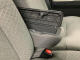 【フロントセンターアームレスト(ボックス付き)】運転席と助手席の間には、小物が収納できるボックス付のアームレストが装備!必要な物をぱっと取り出せて車内もスッキリです♪