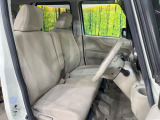 運転席シート廻りは使用感も少なく、良好な状態となっています。前オーナー様が丁寧に使っていたことがよくわかりますね。