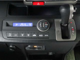 操作性の優れたインパネシフト。オートエアコンを標準装備しており、車内の温度を自動で調整し、快適な環境を提供します。操作パネルはセンターコンソールに配置され、視認性と操作性に優れています。