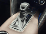 【フロアシフト】直感的な操作性や手に取りやすいレバー位置が特徴です。MTモードはエンジンブレーキやパワフルな加速を要する際など様々なケースで活躍。